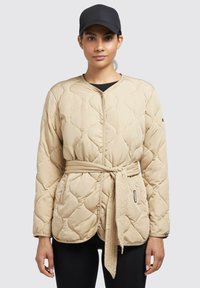 Beige gewatteerde jas met een ceintuur in de taille, ronde halslijn, drukknoopsluiting en lange mouwen. Gladde textuur met een subtiele glans.
