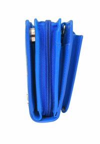 Blauwe portemonnee gemaakt van synthetisch materiaal met een ritssluiting, meerdere vakken en een gladde textuur. Heeft ronde hoeken en gouden hardware.
