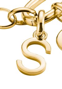 Goldfarbener Metallanhänger in Form des Buchstabens "S", mit einer polierten Oberfläche und befestigt an einer Kette mit Gliedern.