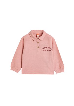 Vaaleanpunainen pitkähihaisessa polo-paidassa on ribbikuviointi, napitettu kaulus ja brodeerattu "California Girl Team" -design. Kauluksessa on kolme puunappia.