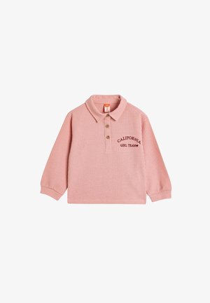 Camisa polo de manga larga rosa con textura acanalada, cuello abotonado y diseño bordado de "California Girl Team". Tres botones de madera en el cuello.