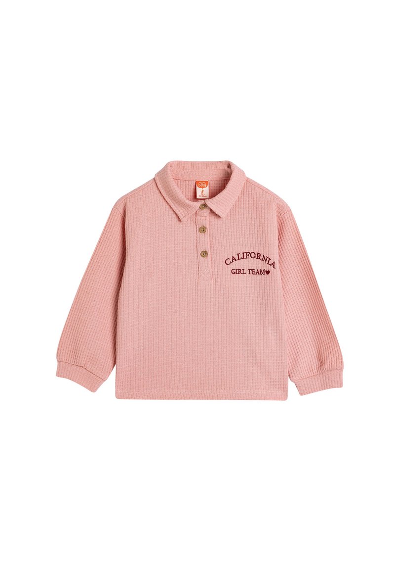 Lyserød langærmet polo med ribbet tekstur, knaplukket krave og broderet "California Girl Team" design. Tre træknapper ved halsen.