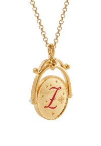 Gouden hangersketting met een ovale medaillon. De medaillon heeft een rode "Z" en sterontwerpen, met een kleine parel als accent. De ketting is elegant en gelinkt.