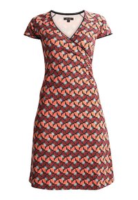 Červené a broskvové šaty s krátkým rukávem a překládaným designem, s vzorem vějíře a černým lemováním kolem výstřihu a spodního lemu. Vyrobené z měkké tkaniny.
