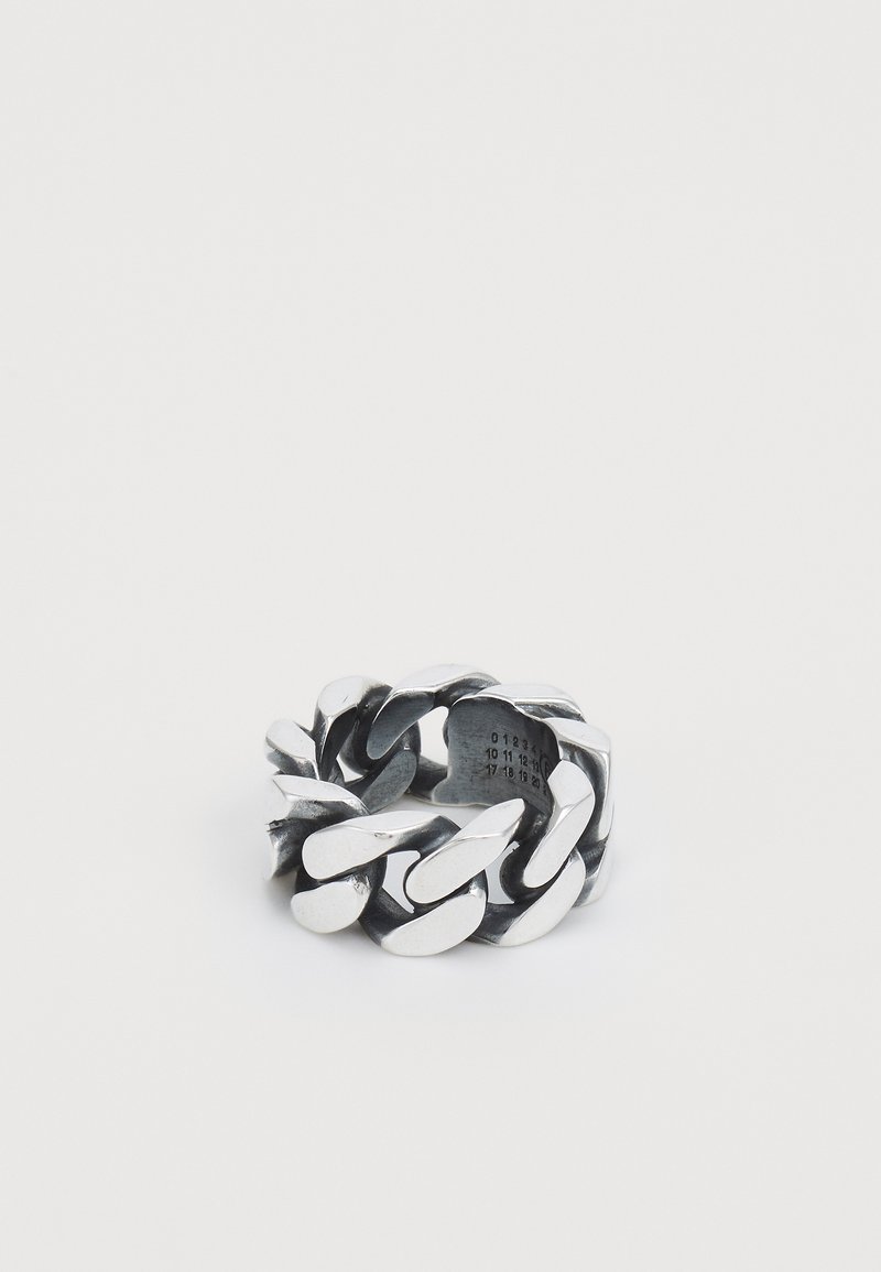 Sølvmetallring med et kjede-design som har glatte, polerte flater og et teksturert indre bånd som viser størrelsesmarkeringer.