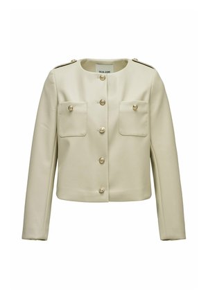 Chaqueta corta de color crema con mangas largas, escote redondo, botones decorativos dorados y dos bolsillos delanteros con solapa.