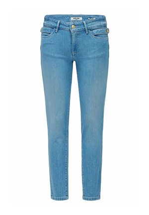 Vaqueros ajustados de color azul claro con botón frontal y bolsillos, con pasadores para cinturón y un ligero desgaste a lo largo de las piernas.