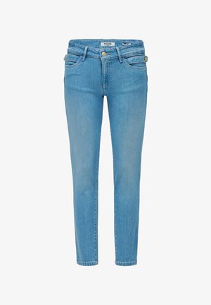 Jean slim bleu clair avec bouton à l'avant et poches, avec passants pour ceinture et légère décoloration le long des jambes.