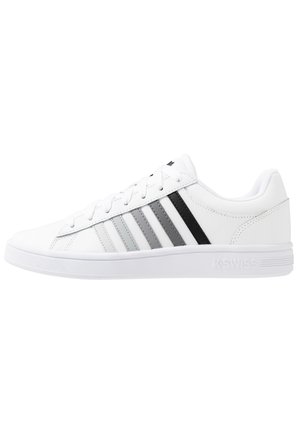 Biały niski sneaker z białą podeszwą, sznurowany, z pięcioma paskami z boku w odcieniach szarości i czerni, z logo „K-Swiss” na podeszwie.