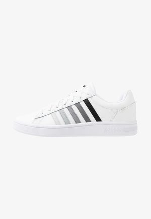 Biały niski sneaker z białą podeszwą, sznurowany, z pięcioma paskami z boku w odcieniach szarości i czerni, z logo „K-Swiss” na podeszwie.