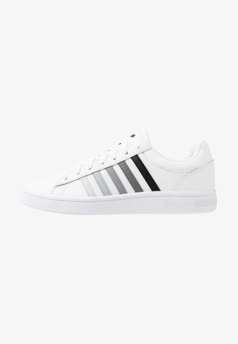 Baskets basses blanches à semelle blanche, lacets et cinq bandes latérales en nuances de gris et noir, estampillées "K-Swiss" sur la semelle.