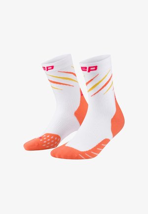 Weiße Crew-Socken mit orangefarbenen Fersen und Zehen, diagonalen Streifen in Orange und Gelb sowie pinkem Schriftzug nahe dem Bund.