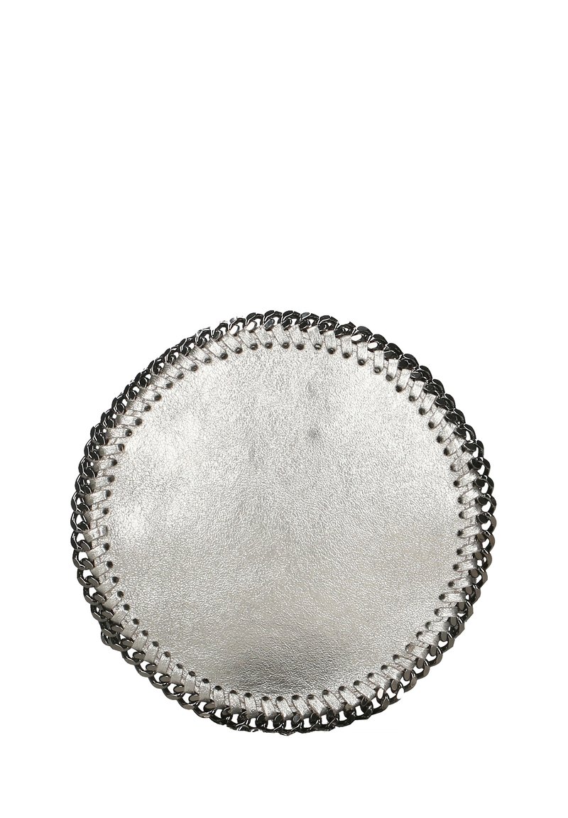 Borsa a mano rotonda in pelle argentata con superficie testurizzata. Presenta un dettagli decorativo a punto di catena lungo il bordo, che aggiunge contrasto.