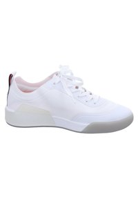 Zapatillas deportivas blancas con parte superior lisa, acentos texturizados en contraste, puntera redonda, suela plana y cierre de cordones. Interior sutilmente rosado.