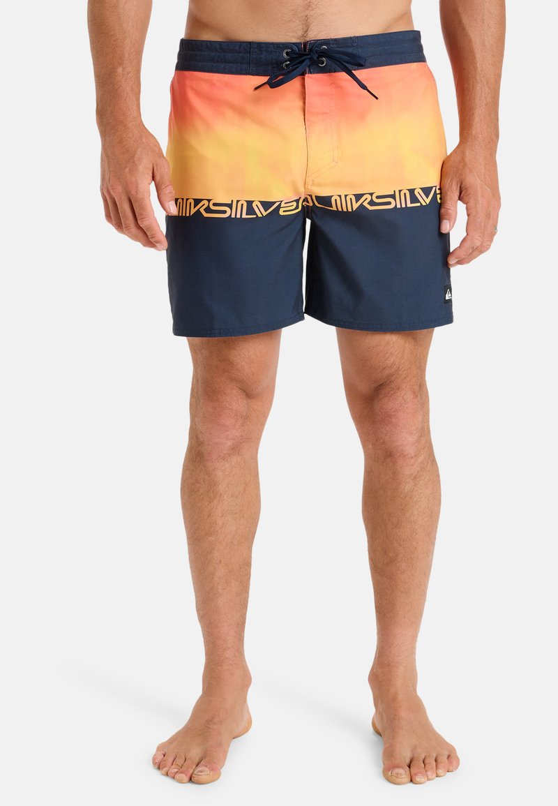 Herrbadshorts med en orange till gul gradient, mörkblå nederdel, elastisk midja och snörningsdetalj. Logotyp över midjan.