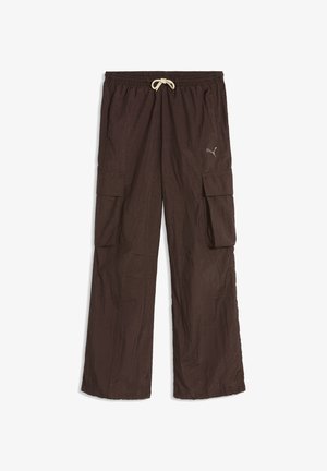 Brune løse cargobukser med elastisk talje og hvid snøre, med sidelommer med klap og lille Puma-logo på låret.