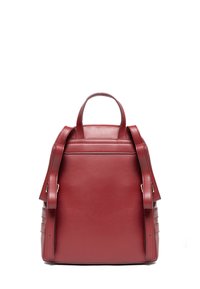 Czerwona skórzana plecak o spójnym kształcie, z podwójnymi uchwytami u góry, regulowanymi paskami i delikatnymi detalami przeszycia po bokach.