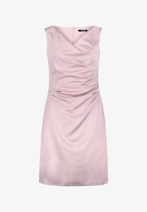 Ujjatlan, rózsaszín ruha V-kivágással, amelyet ráncolt részletek díszítenek a deréknál és sima selyemtextúra jellemez, hátul cipzárral záródik.