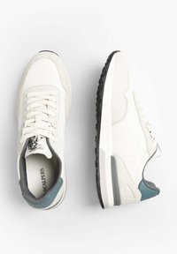 Sneaker sportive bianche in tessuto testurizzato, con un accento teal vicino al tallone e una suola in gomma nera, design con lacci e colletto imbottito.