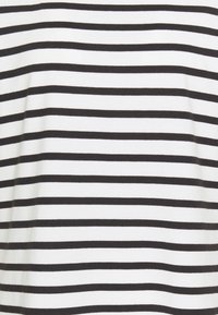 Vitt tyg med horisontella svarta ränder, som har en slät yta. Ränderna är jämnt fördelade och har en konsekvent bredd.