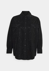 Camisa negra de botones con mangas largas, que presenta un patrón texturizado de pequeños puntos reflectantes y dos bolsillos delanteros.