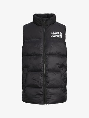 Melns polsterēts veste no Jack & Jones ar augstu apkakli, priekšējo rāvējslēdzēju, sānu kabatām un baltu logotipu krūtīs.