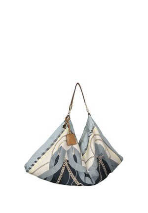 Borsa in tessuto morbido con motivi a catena grigi, neri e beige, manici in pelle marrone e una piccola targhetta in pelle attaccata.