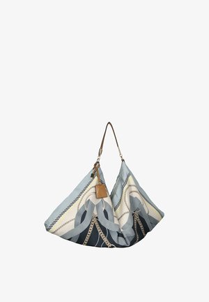 Bolso de tela suave con patrones de cadenas en gris, negro y beige, asas de cuero marrón y una pequeña etiqueta de cuero adherida.