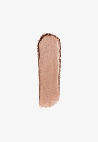 Test de maquillage nude crémeux, avec une finition lisse et métallique, un sous-ton chaud et un léger éclat, appliqué en une bande verticale.