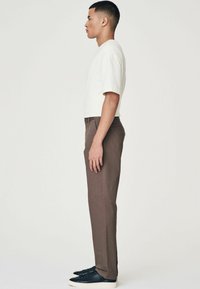 Next STRETCH - Hlače - truffle brown