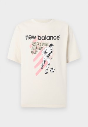 Λευκό μπλουζάκι με την επιγραφή «new balance», ροζ διαγώνιες ρίγες και μια ασπρόμαυρη εικονογράφηση ποδοσφαιριστή με μπάλα.