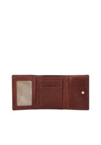 Cartera marrón de cuero texturizado con triple pliegue abierta, mostrando ventana de identificación a rayas, múltiples ranuras para tarjetas y bolsillo para monedas con botón a presión.