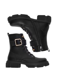 Čierne kožené členkové topánky s robustnou podr�ážkou, šnurovacími prvkami, bočným zipsom a remienkom so štvorcovou zlatou sponou. Štruktúrovaný povrch.