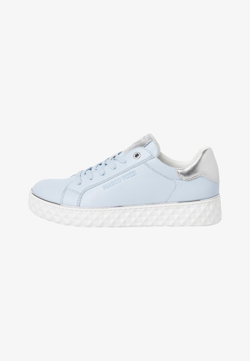 Baskets basses bleu clair avec semelle blanche texturée, accent argenté au talon, lacets et marquage "Marco Tozzi" sur le côté.