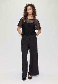 QS MIT LOCHMURSTE - Bluse - schwarz