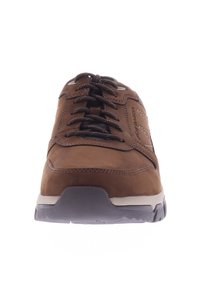 Braune Ledersneaker mit abgerundetem Zeh, Schnürverschluss und einer strukturierten Gummisohle. Verfügt über hellfarbige Nähte und Akzente.