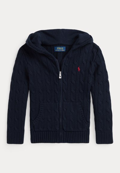 Sudadera con capucha de punto de cable en color marino, con cremallera frontal, dos bolsillos, puños y dobladillo acanalados, que presenta un pequeño logotipo rojo en el lado izquierdo del pecho.