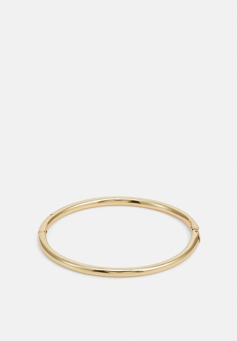 Bracelet en or avec une surface lisse et brillante, présentant une forme ronde et un détail de fermoir subtil.