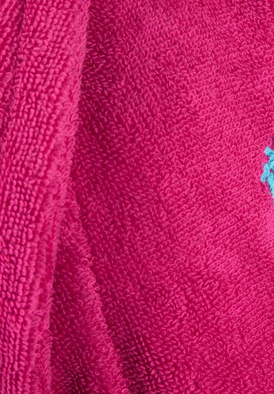 Tessuto in spugna fucsia con una superficie texturizzata, caratterizzato da un design ricamato blu. Il tessuto appare morbido e assorbente.
