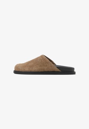 Infradito in suede marrone con tomaia texture, apertura sul retro e suola piatta in gomma nera. Design semplice, con dettagli hardware minimi.
