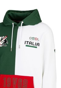 Groene, witte en rode hoodie met een buidelzak. Bevat logo's, inclusief "CCOOL" en "ITALIA", plus een grafisch ontwerp.