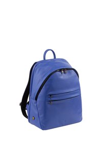 Mochila de cuero azul con dos bolsillos frontales con cremallera, parte superior curvada, correas de hombro acolchadas y un asa superior para llevar. Textura suave.
