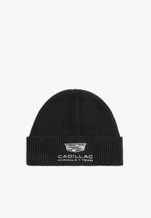 Sort ribstrikket hue med foldet kant broderet med Cadillac-logo og "Cadillac Formula 1 Team" tekst i hvid.