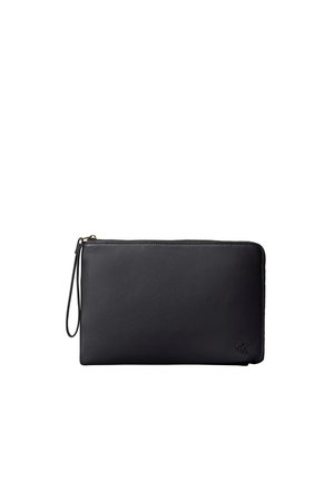 Sort rektangulær wristlet clutch med lynlås og slank håndledsrem, der har et lille præget CK-logo i nederste højre hjørne.