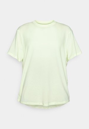 Camiseta de manga corta verde claro con cuello redondo, corte relajado, textura suave y dobladillo ligeramente curvado.