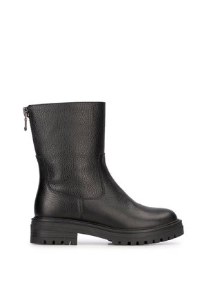 Zwarte leren enkellaars met een gestructureerde afwerking, zijrits, ronde neus en chunky rubberen zool met diepe profielgroeven voor grip.