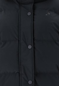 Schwarze gepolsterte Jacke mit Druckknopfverschluss, die eine glatte Textur aufweist und ein dezentes Logo-Detail auf der oberen linken Seite hat.