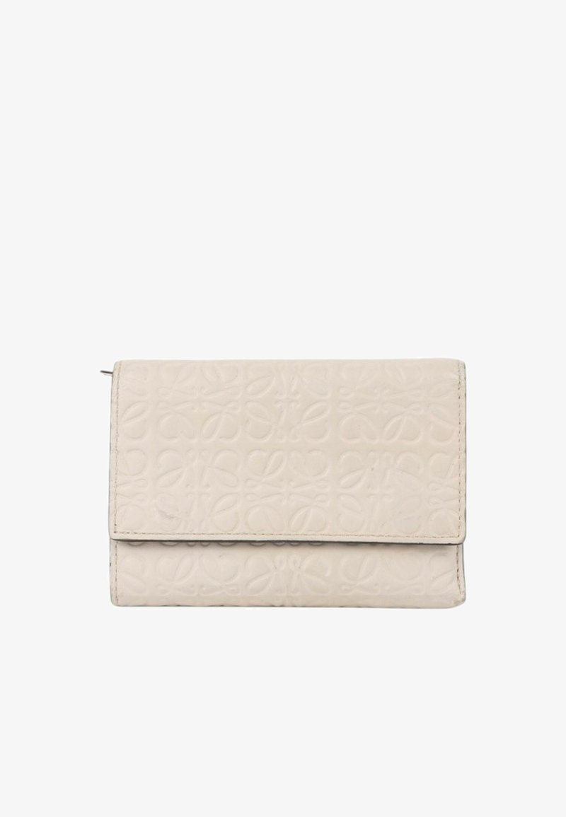 Portefeuille beige clair avec motif floral embossé et fermeture à rabat, forme rectangulaire, présenté fermé sur fond blanc.