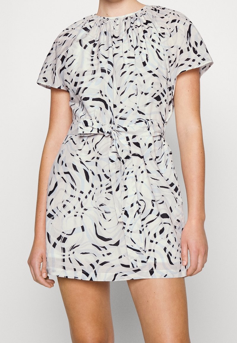 Kortärmad klänning i lätt tyg, med ett ljusblått och svart vågigt mönster, med en rynkad halsringning och knytbälte i midjan.