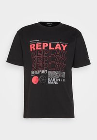 Černé tričko s červeným a bílým textem "REPLAY," "Červená planeta," grafikou Země a Marsu a vědeckými souřadnicemi a rovnicemi.